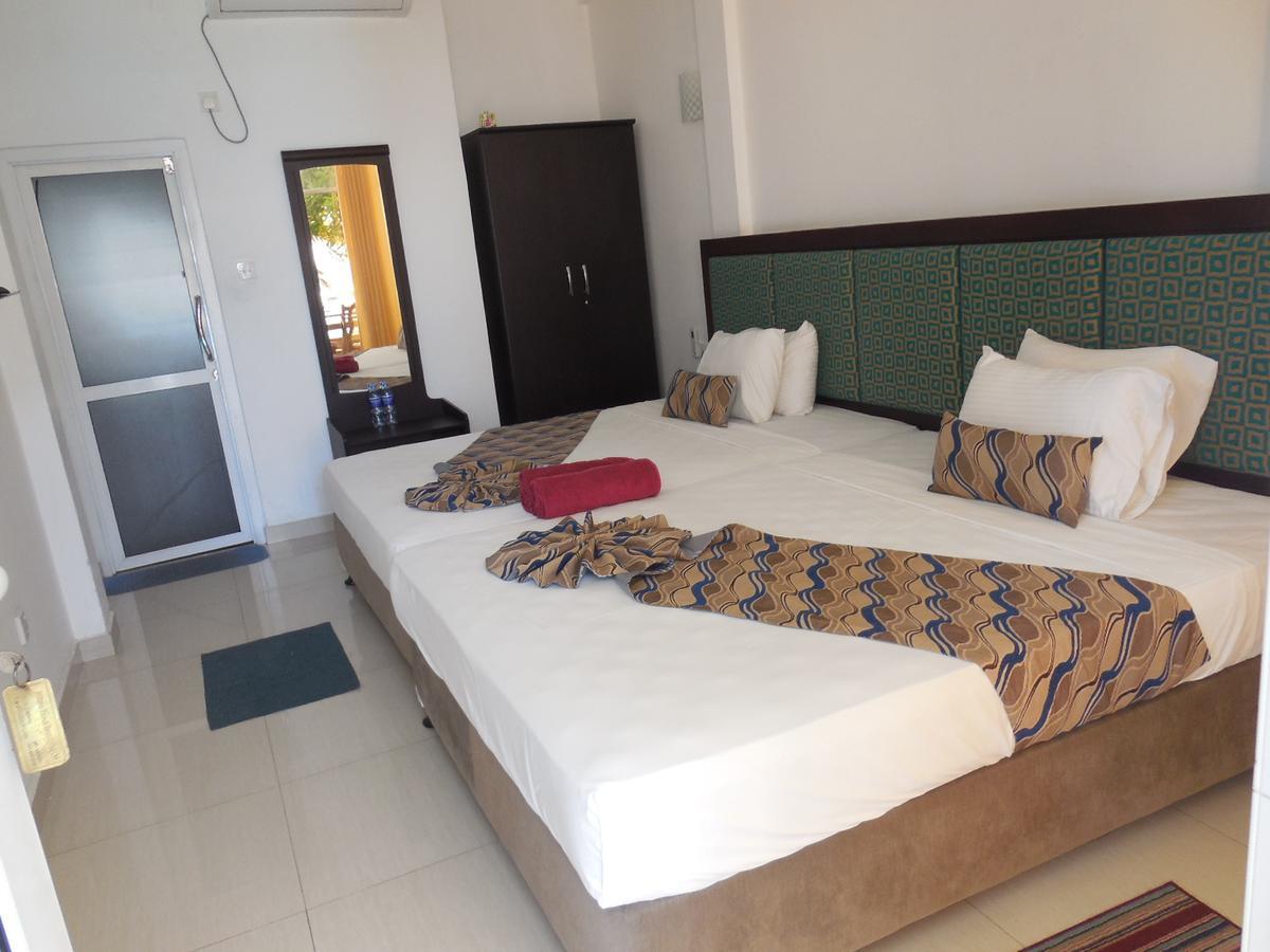 Miltons Beach Resort Unawatuna Esterno foto
