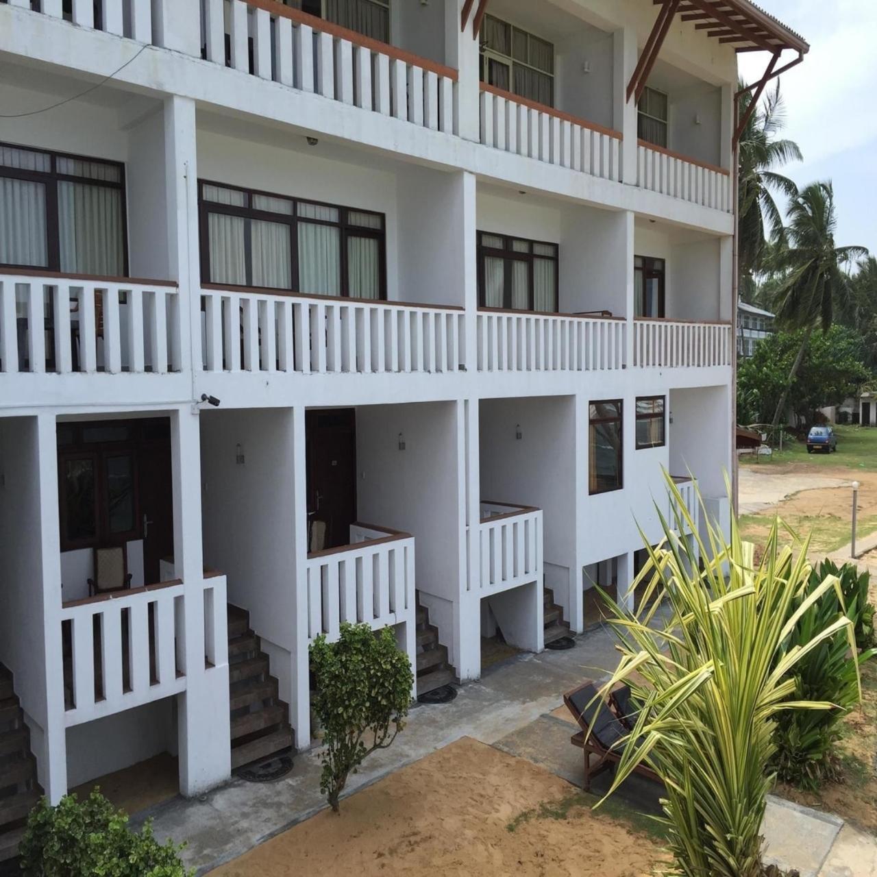 Miltons Beach Resort Unawatuna Esterno foto